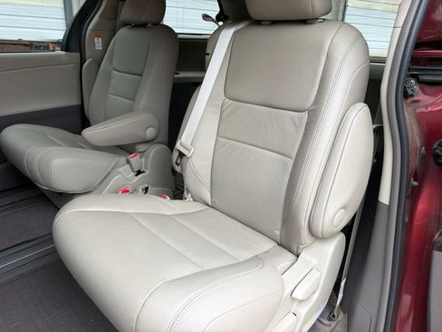 Used 2017 Toyota Sienna XLE Premium FWD image 19