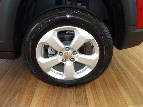 Used 2020 Jeep Compass Latitude w/ Cold Weather Group AWD/4WD image 9
