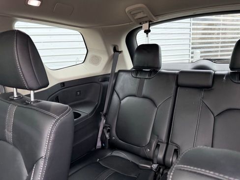 Used 2025 Honda Pilot Touring image 17