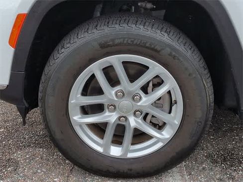 Used 2023 Jeep Grand Cherokee L Laredo image 14