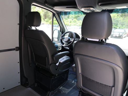 Used 2025 Mercedes-Benz Sprinter 2500 image 40