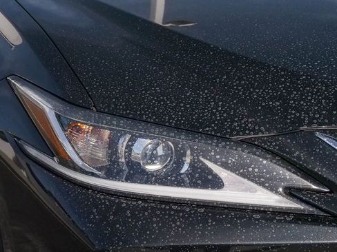 Used 2019 Lexus ES 300h w/ Accessory Package 2 image 4