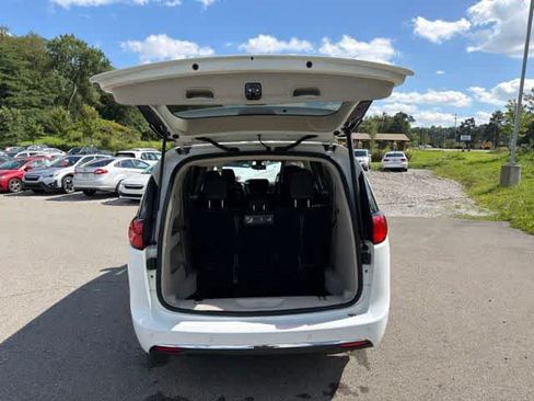 Used 2019 Chrysler Pacifica Touring-L FWD image 11