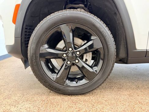 Used 2023 Jeep Grand Cherokee Altitude AWD/4WD image 24
