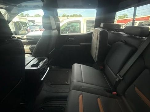 Used 2024 GMC Sierra 1500 AT4 w/ Technology Package AWD/4WD image 9