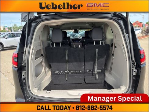 Used 2022 Chrysler Pacifica Touring-L FWD image 11