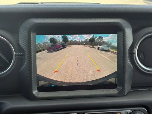 Used 2022 Jeep Wrangler Unlimited Sahara image 19