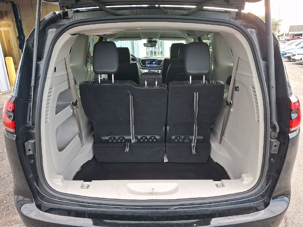 Used 2024 Chrysler Pacifica Touring-L FWD image 29