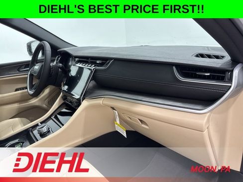 New 2025 Jeep Grand Cherokee Limited w/ Black Appearance Package AWD/4WD image 17