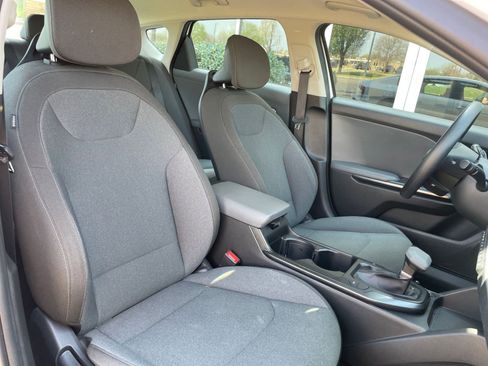 Used 2025 Kia K4 LXS image 35