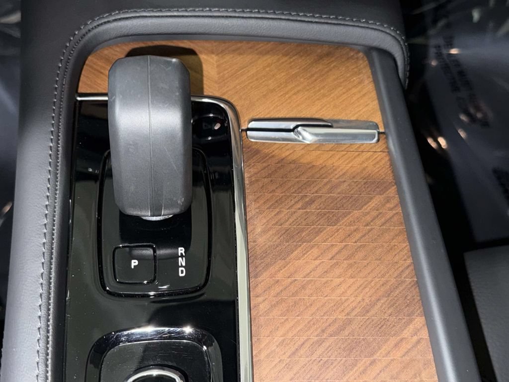 Used 2025 Volvo XC90 T8 Plus w/ Protection Package Premier AWD/4WD image 24