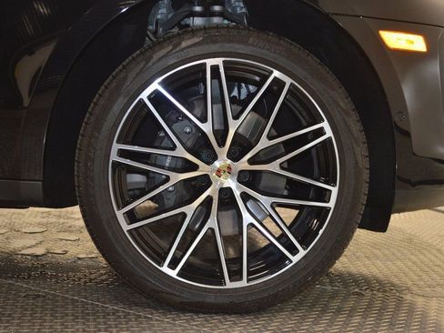 Certified 2025 Porsche Macan image 14