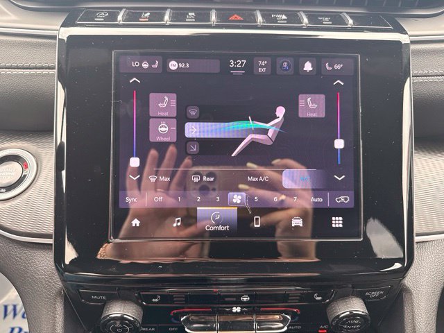 Used 2025 Jeep Grand Cherokee Altitude AWD/4WD image 40