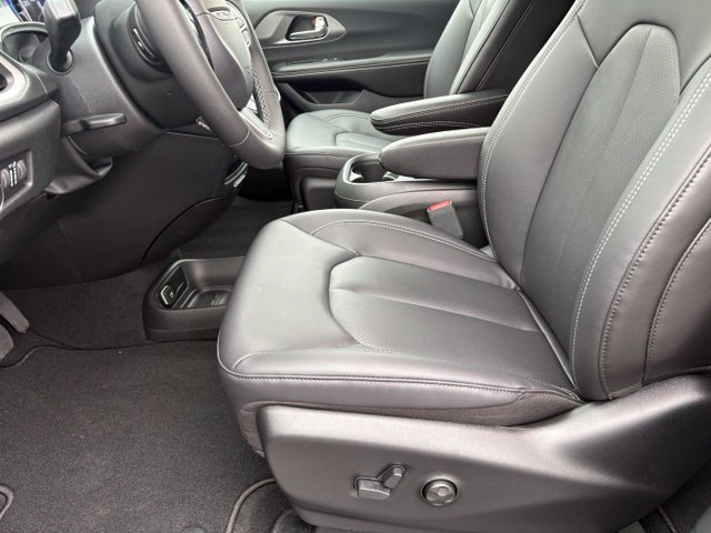 New 2027 Chrysler Pacifica Select FWD image 10