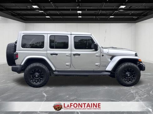 Used 2018 Jeep Wrangler Unlimited Sahara AWD/4WD image 6