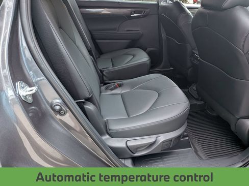 Used 2025 Toyota Highlander Limited FWD image 30