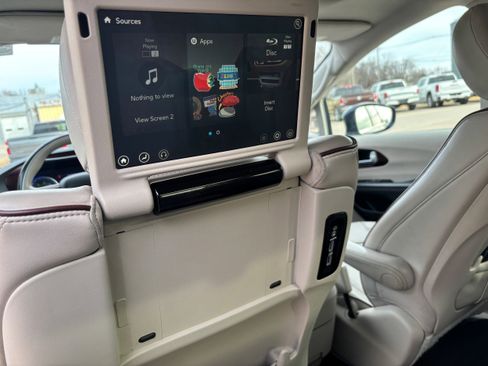 Used 2017 Chrysler Pacifica Limited w/ UConnect Theater Package image 12