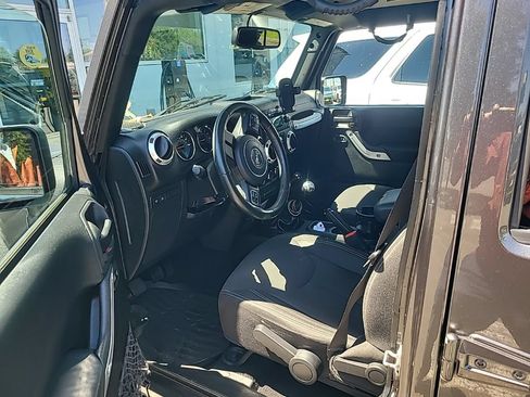 Used 2017 Jeep Wrangler Unlimited Rubicon w/ Connectivity Group AWD/4WD image 9