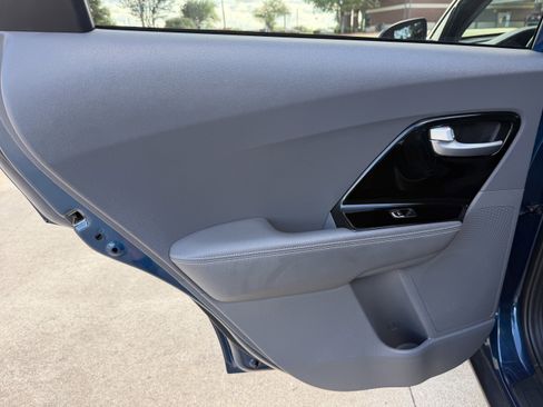 Used 2022 Kia Niro LXS FWD image 18