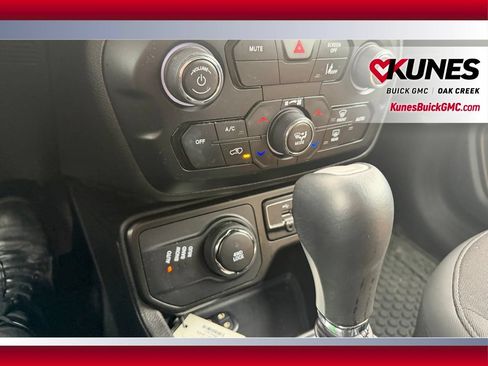 Used 2023 Jeep Renegade Latitude AWD/4WD image 19