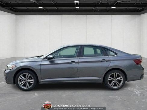 Used 2024 Volkswagen Jetta SE FWD image 2