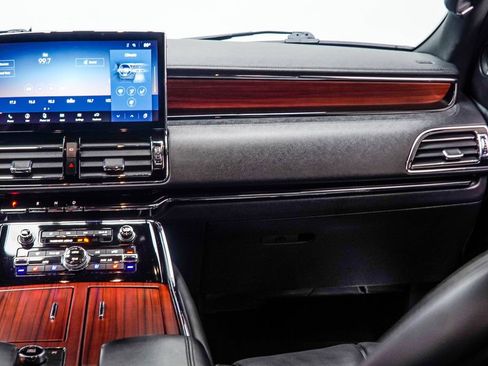 Used 2024 Lincoln Navigator Premiere AWD/4WD image 18
