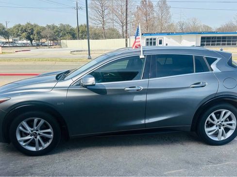 Used 2018 INFINITI QX30 Premium w/ Navigation Package image 2