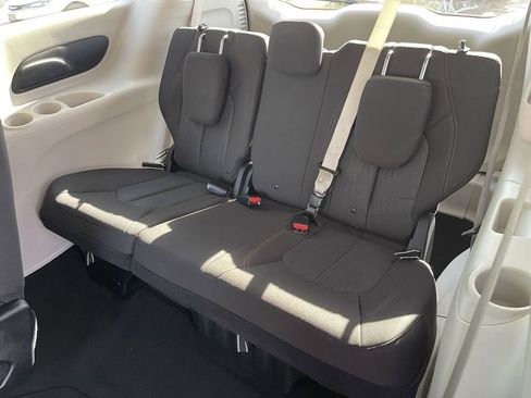 Used 2017 Chrysler Pacifica Touring FWD image 17