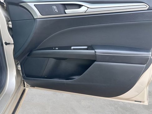 Used 2017 Ford Fusion SE w/ Fusion SE Technology Package image 9