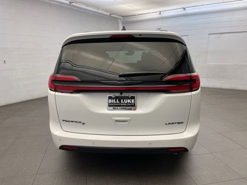 New 2026 Chrysler Pacifica Limited w/ Uconnect Theater Family Group image 4
