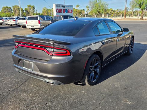 Used 2017 Dodge Charger SXT w/ Blacktop Package RWD image 5