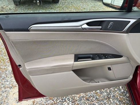 Used 2019 Ford Fusion SE image 22