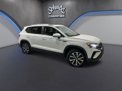 Certified 2023 Volkswagen Taos SE w/ Panoramic Sunroof Package image 2