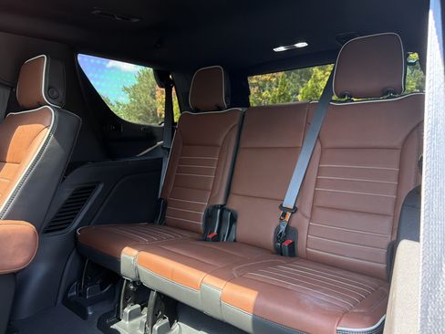 Used 2023 GMC Yukon Denali Ultimate w/ LPO, Floor Liner Package AWD/4WD image 10