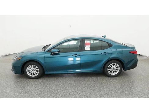 Used 2025 Toyota Camry LE FWD image 5