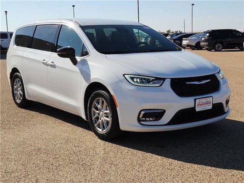 New 2026 Chrysler Pacifica Select FWD image 6