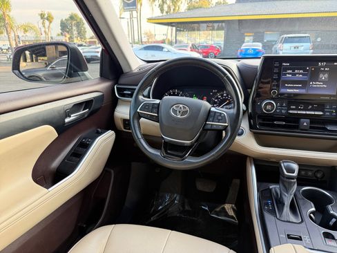 Used 2021 Toyota Highlander XLE image 24