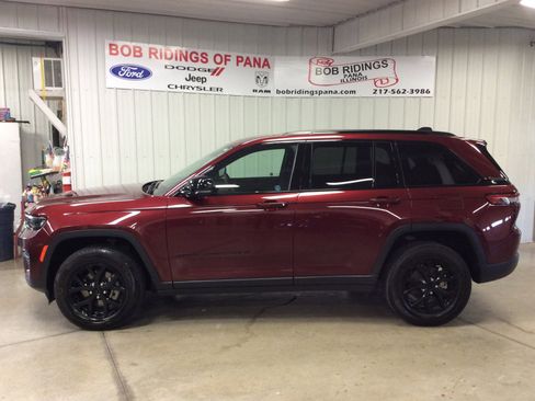 Used 2024 Jeep Grand Cherokee Altitude image 2