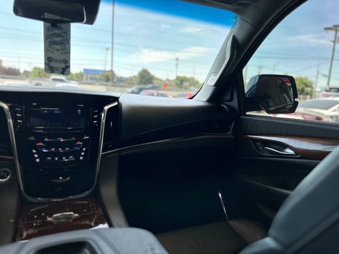 Used 2017 Cadillac Escalade Luxury AWD/4WD image 65