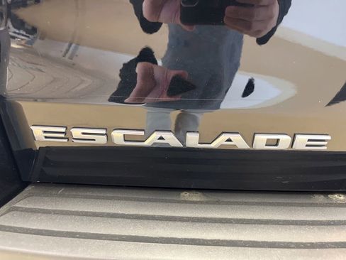 Used 2019 Cadillac Escalade Luxury AWD/4WD image 23