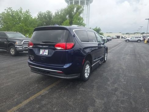 Used 2020 Chrysler Pacifica Touring-L FWD image 12