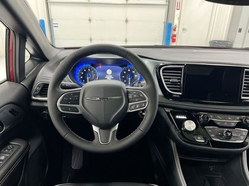 New 2026 Chrysler Pacifica Limited image 11