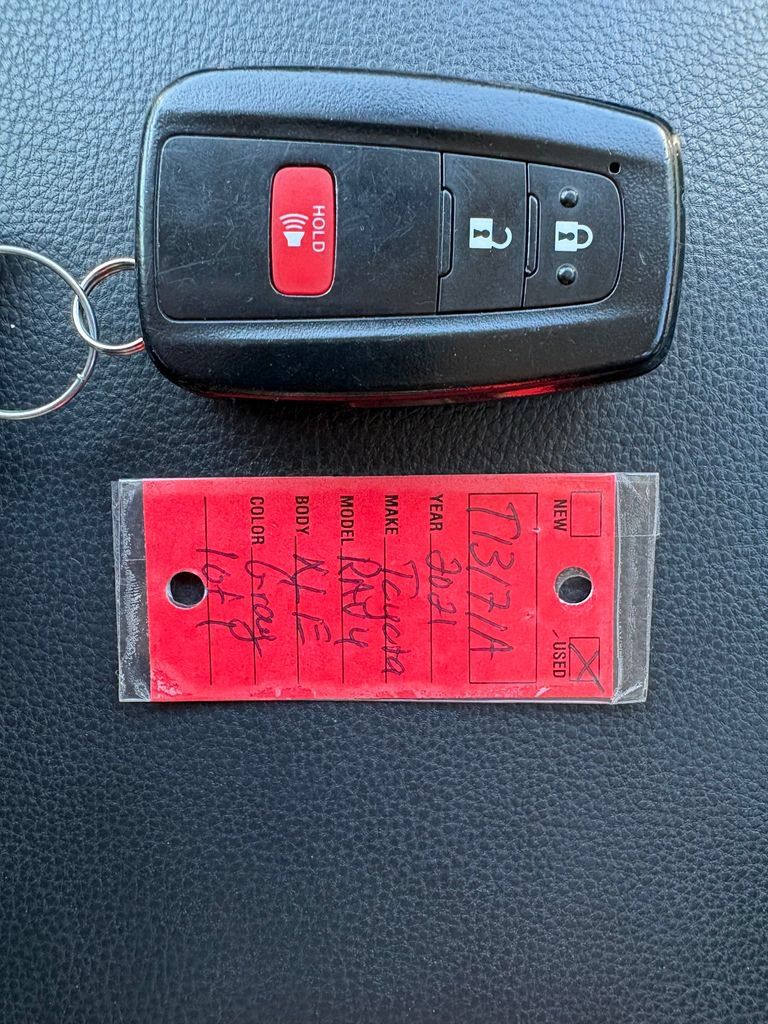 Used 2021 Toyota RAV4 XLE AWD/4WD image 32