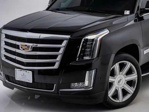 Used 2019 Cadillac Escalade Luxury AWD/4WD image 4