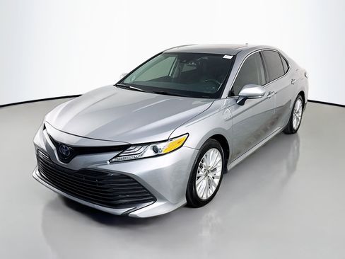 Used 2019 Toyota Camry XLE w/ Sunroof Package image 4