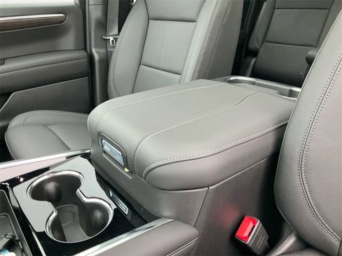 New 2026 Chevrolet Suburban Z71 w/ Comfort Package image 11