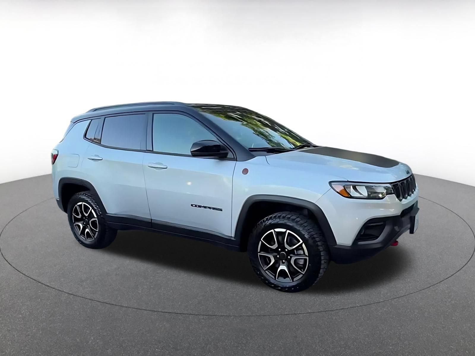 Used 2025 Jeep Compass Trailhawk AWD/4WD image 2