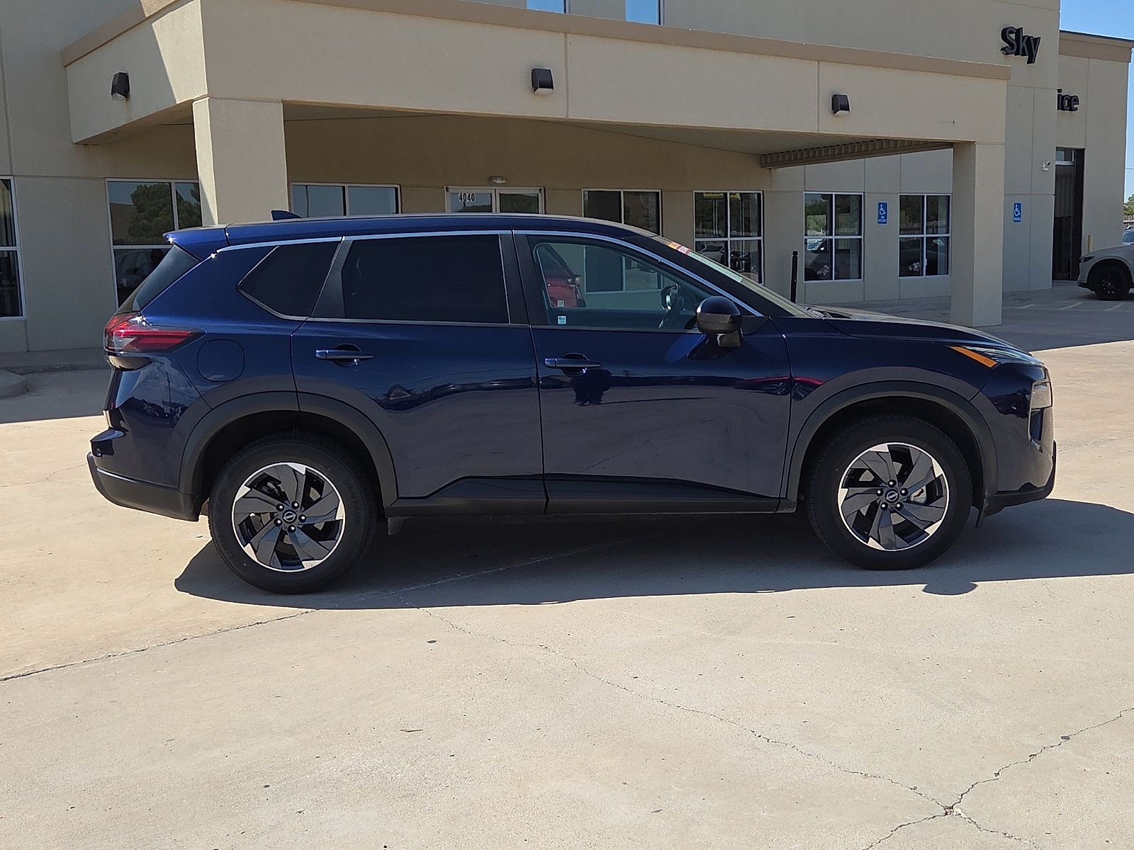 Used 2024 Nissan Rogue SV FWD image 6