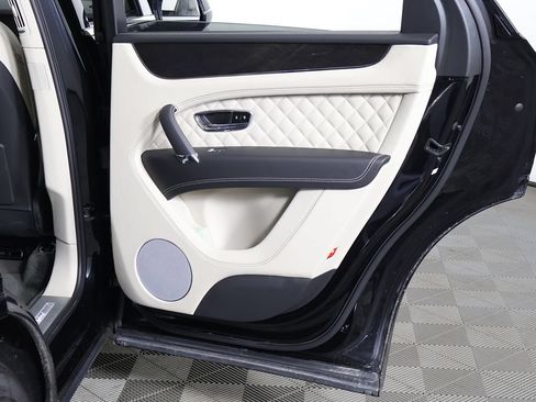 Used 2020 Bentley Bentayga Plug-In Hybrid AWD/4WD image 33