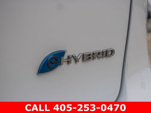 Used 2024 Chrysler Pacifica Limited FWD image 13
